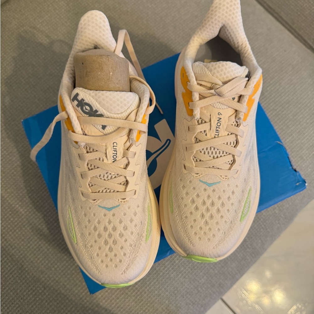 Hoka Women's Clifton 9 Sneaker.